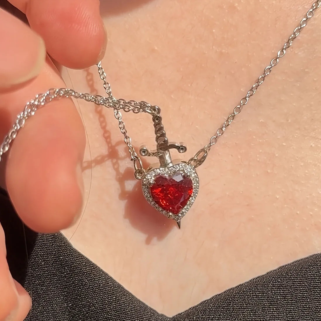 Collar Corazón y Espada Glowzy™ – Collar Romántico de Zirconia para Mujer | Regalo Especial Parejas