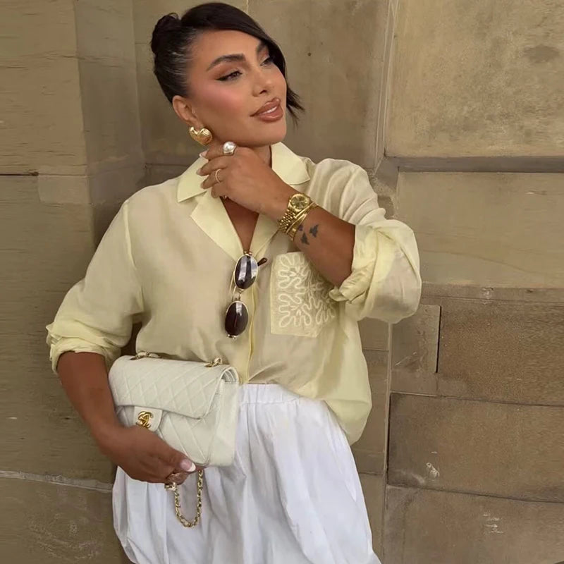 Camisa Satinada Elegante “Holiday Shine” – Corte Oversize & Bolsillo Bordado