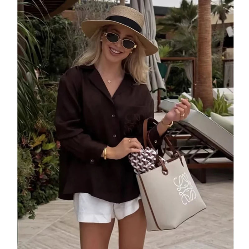 Camisa Satinada Elegante “Holiday Shine” – Corte Oversize & Bolsillo Bordado