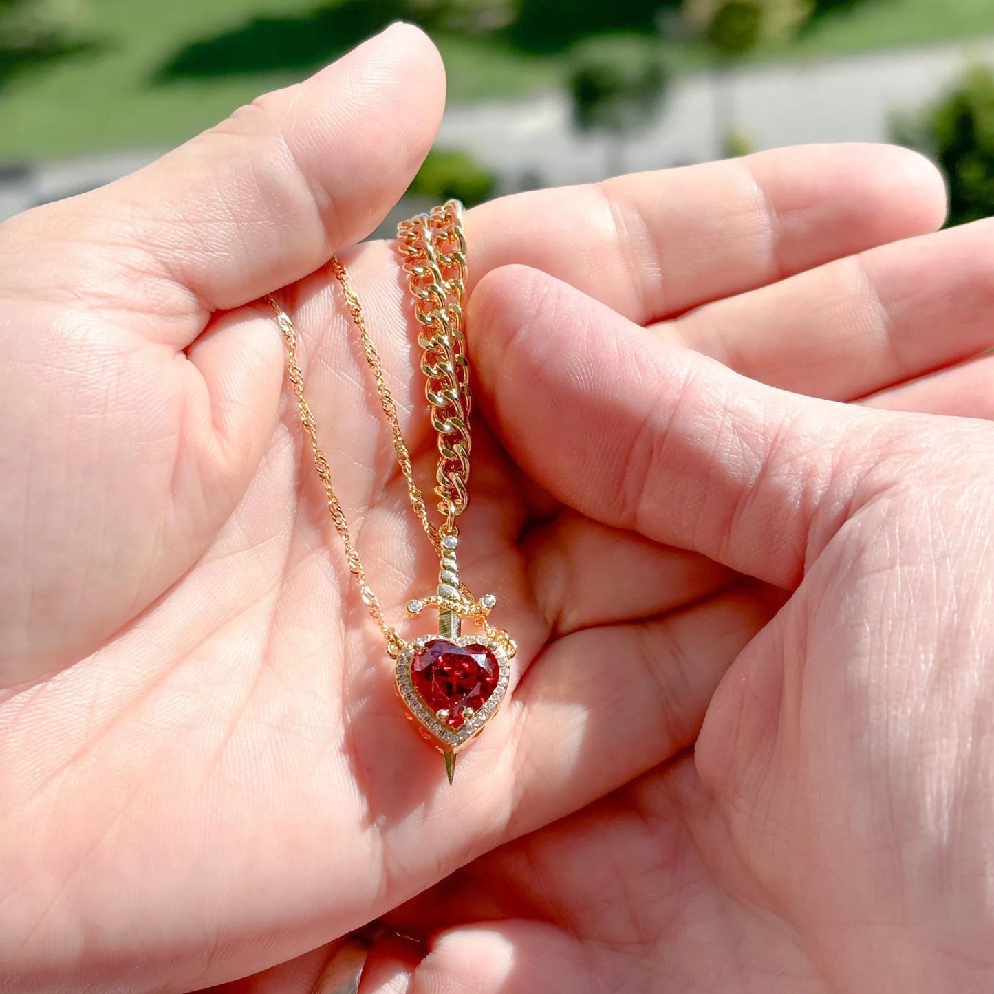 Collar Corazón y Espada Glowzy™ – Collar Romántico de Zirconia para Mujer | Regalo Especial Parejas