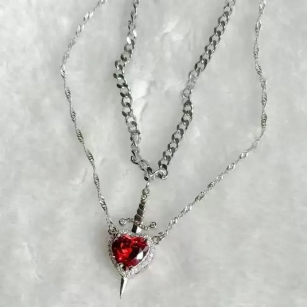 Collar Corazón y Espada Glowzy™ – Collar Romántico de Zirconia para Mujer | Regalo Especial Parejas