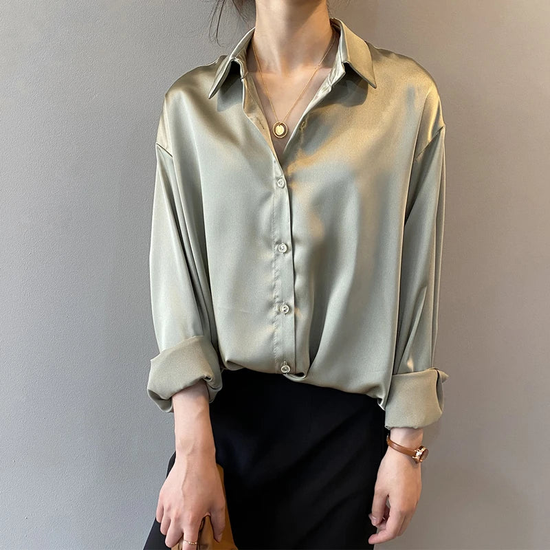 Blusa Satinada Elegante – Cuello Clásico & Fit Suelto