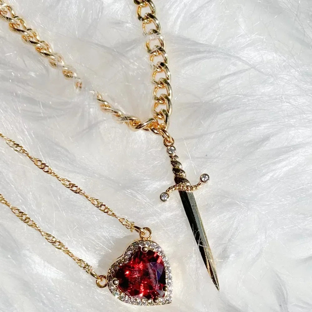 Collar Corazón y Espada Glowzy™ – Collar Romántico de Zirconia para Mujer | Regalo Especial Parejas