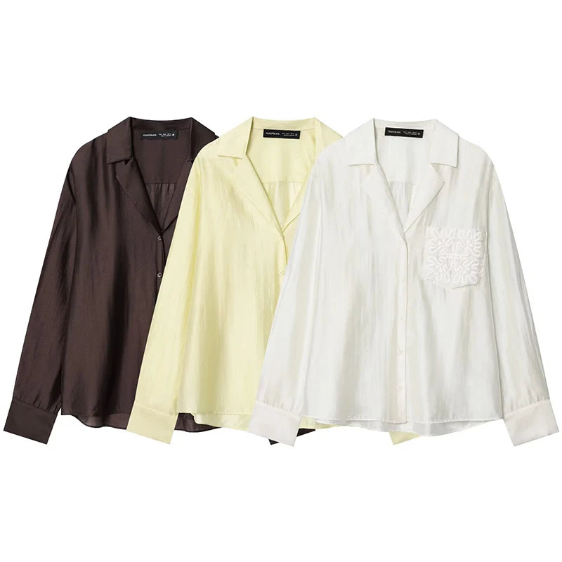 Camisa Satinada Elegante “Holiday Shine” – Corte Oversize & Bolsillo Bordado