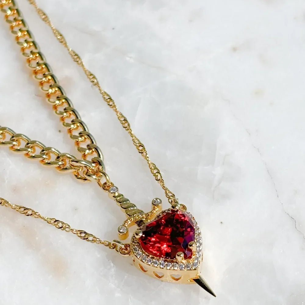 Collar Corazón y Espada Glowzy™ – Collar Romántico de Zirconia para Mujer | Regalo Especial Parejas