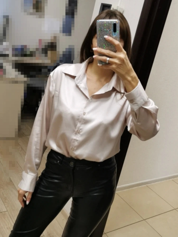 Blusa Satinada Elegante – Cuello Clásico & Fit Suelto