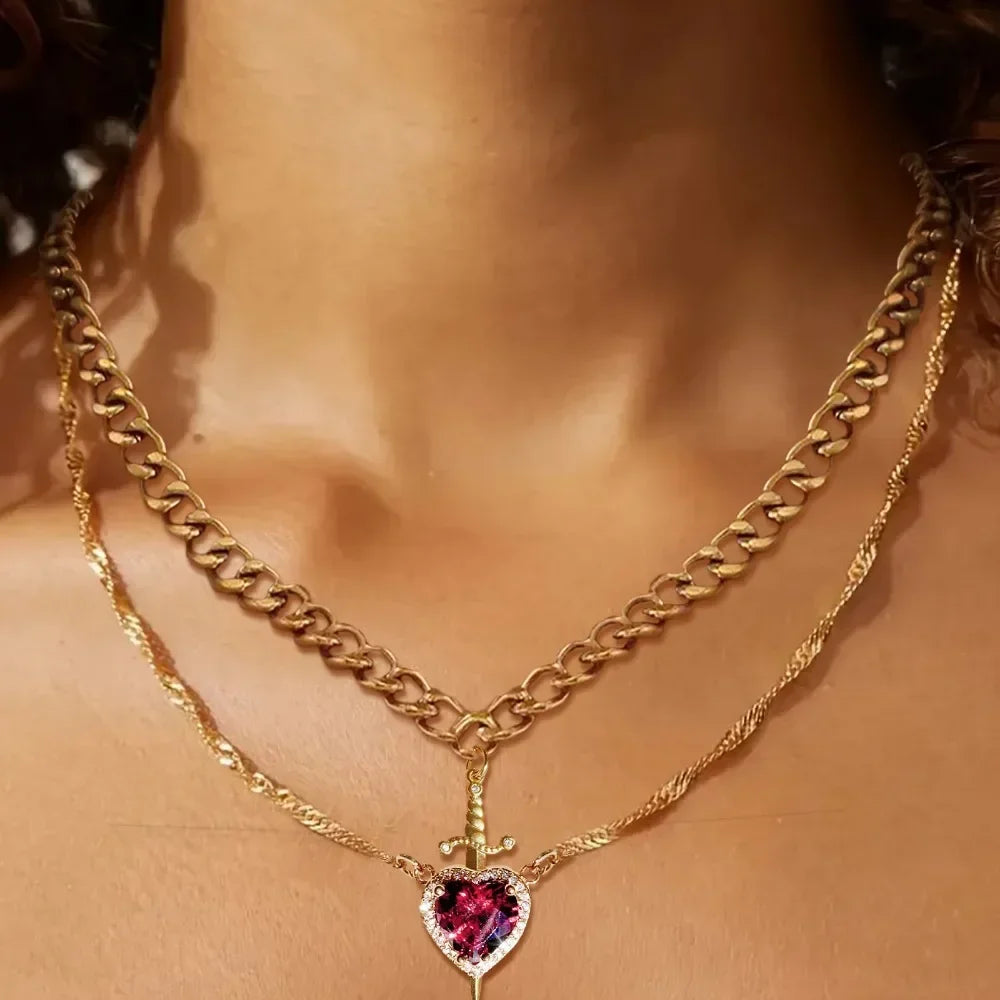 Collar Corazón y Espada Glowzy™ – Collar Romántico de Zirconia para Mujer | Regalo Especial Parejas