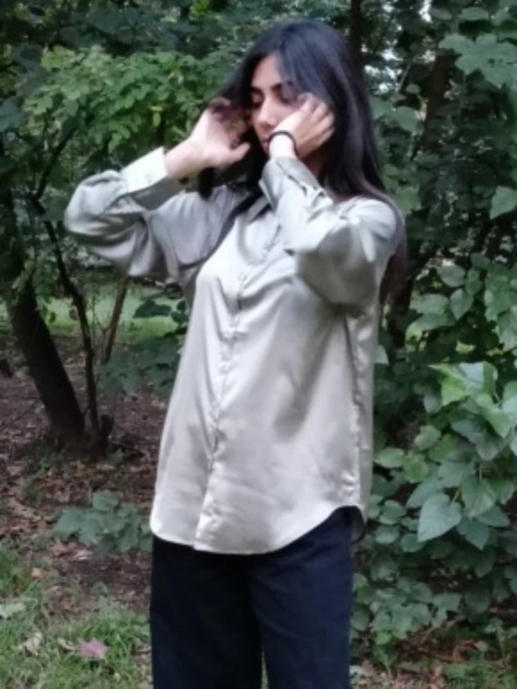 Blusa Satinada Elegante – Cuello Clásico & Fit Suelto